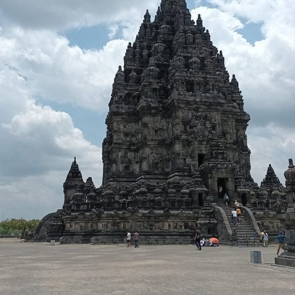 Best of Central Java with Setumbu Sunrise Hill and Borobudur Prambanan Tour