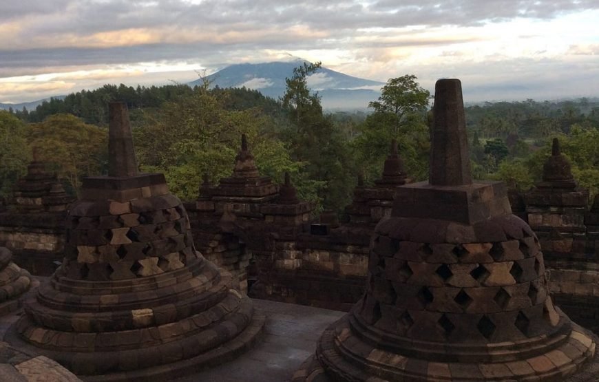 Setumbu Sunrise and Borobudur Merapi Prambanan Full-Day Tour