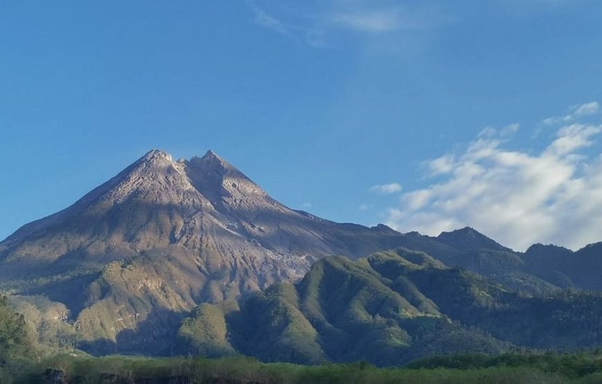 Setumbu Sunrise Hill and Borobudur Merapi Tour