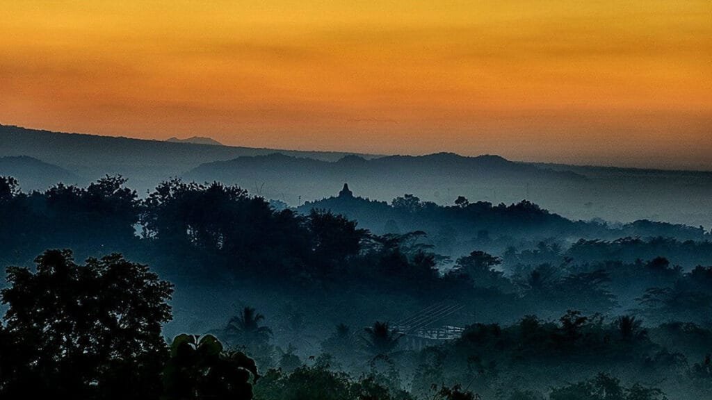 Explore the Best of Yogyakarta: Setumbu Sunrise, Borobudur, and Prambanan Tour. See the majestic temples, catch a stunning sunrise, and experience the cultural richness of this Indonesian city. Book now and make unforgettable memories!