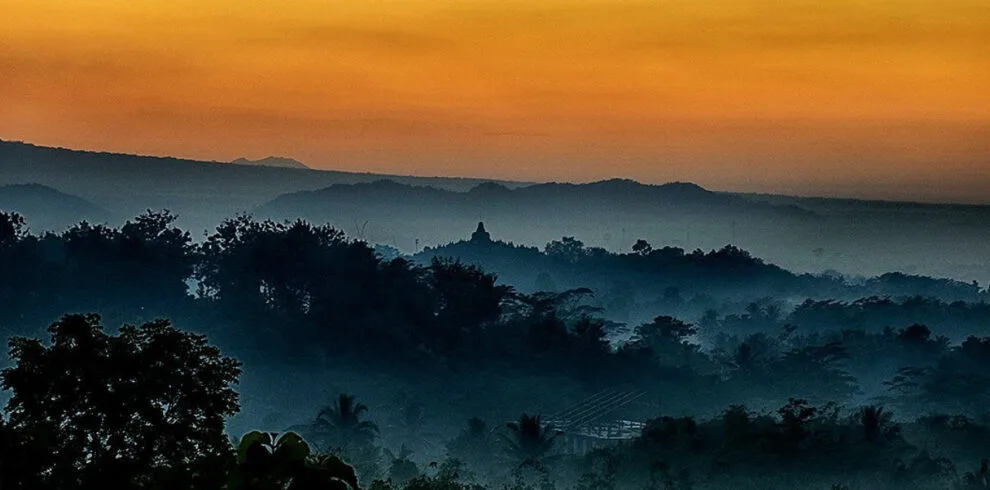 Explore the Best of Yogyakarta: Setumbu Sunrise, Borobudur, and Prambanan Tour. See the majestic temples, catch a stunning sunrise, and experience the cultural richness of this Indonesian city. Book now and make unforgettable memories!