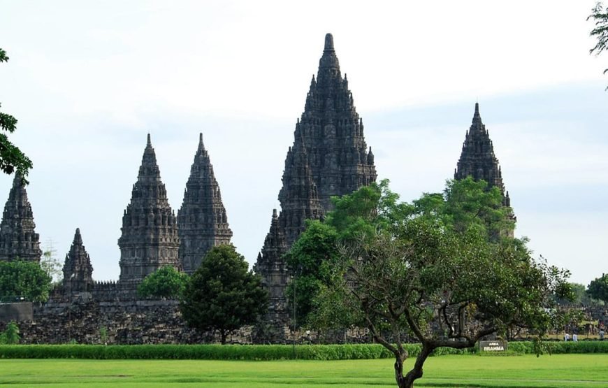 Setumbu Sunrise Hill and Borobudur Prambanan Tour