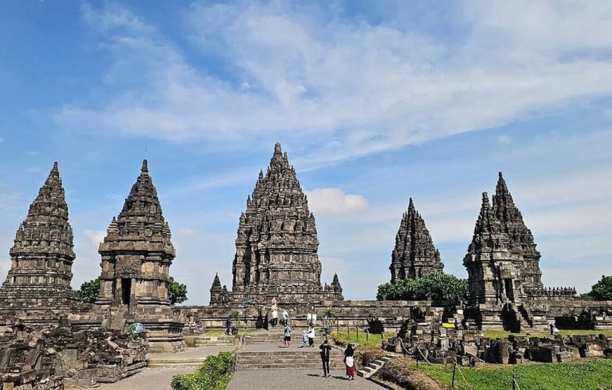 Setumbu Sunrise Hill and Borobudur Prambanan Tour