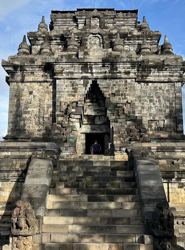 Discover the Mysteries of Pawon and Mendut Temples - A Must-See in Indonesia