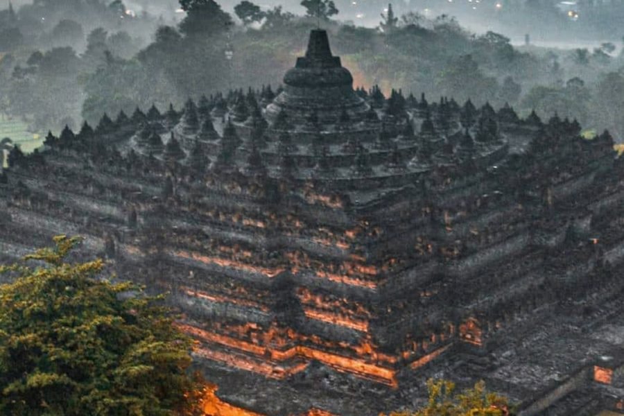 Borobudur Sunrise Tour › via Manohara Hotel